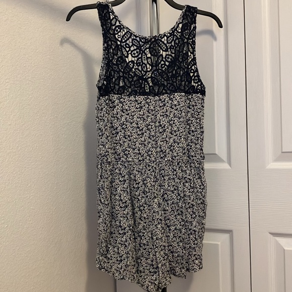 🌸 3/$15 EUC Cape juby romper - Picture 11 of 14